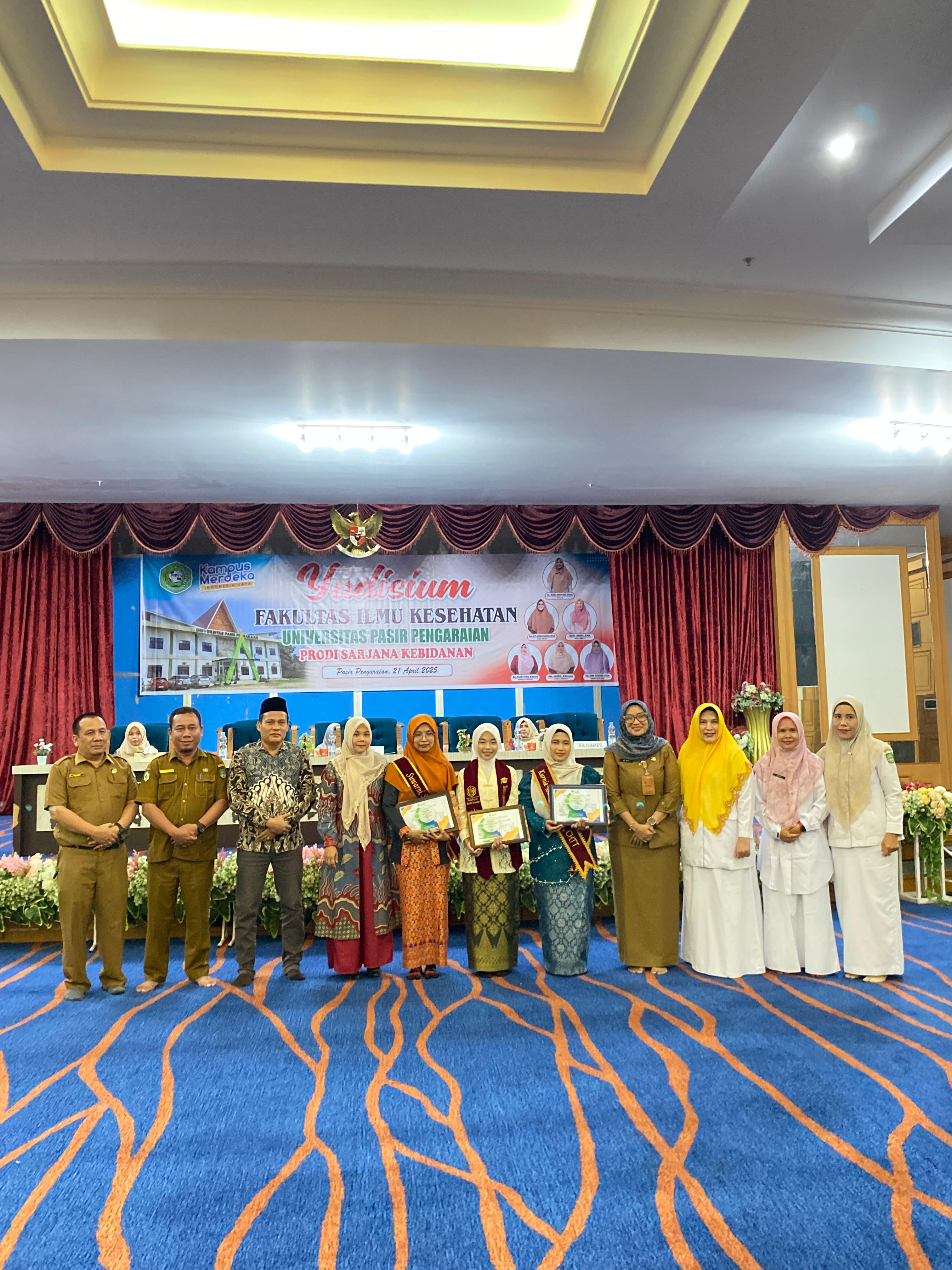 YUDISIUM FAKULTAS ILMU KESEHATAN 2025
DEKAN : apresiasi yang setinggi - tingginya untuk mahasiswa berprestasi yang lulus tepat waktu walaupun sibuk praktek!
