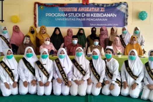 DIII KEBIDANAN UPP GELAR YUDISIUM MAHASISWA ANGKATAN XI